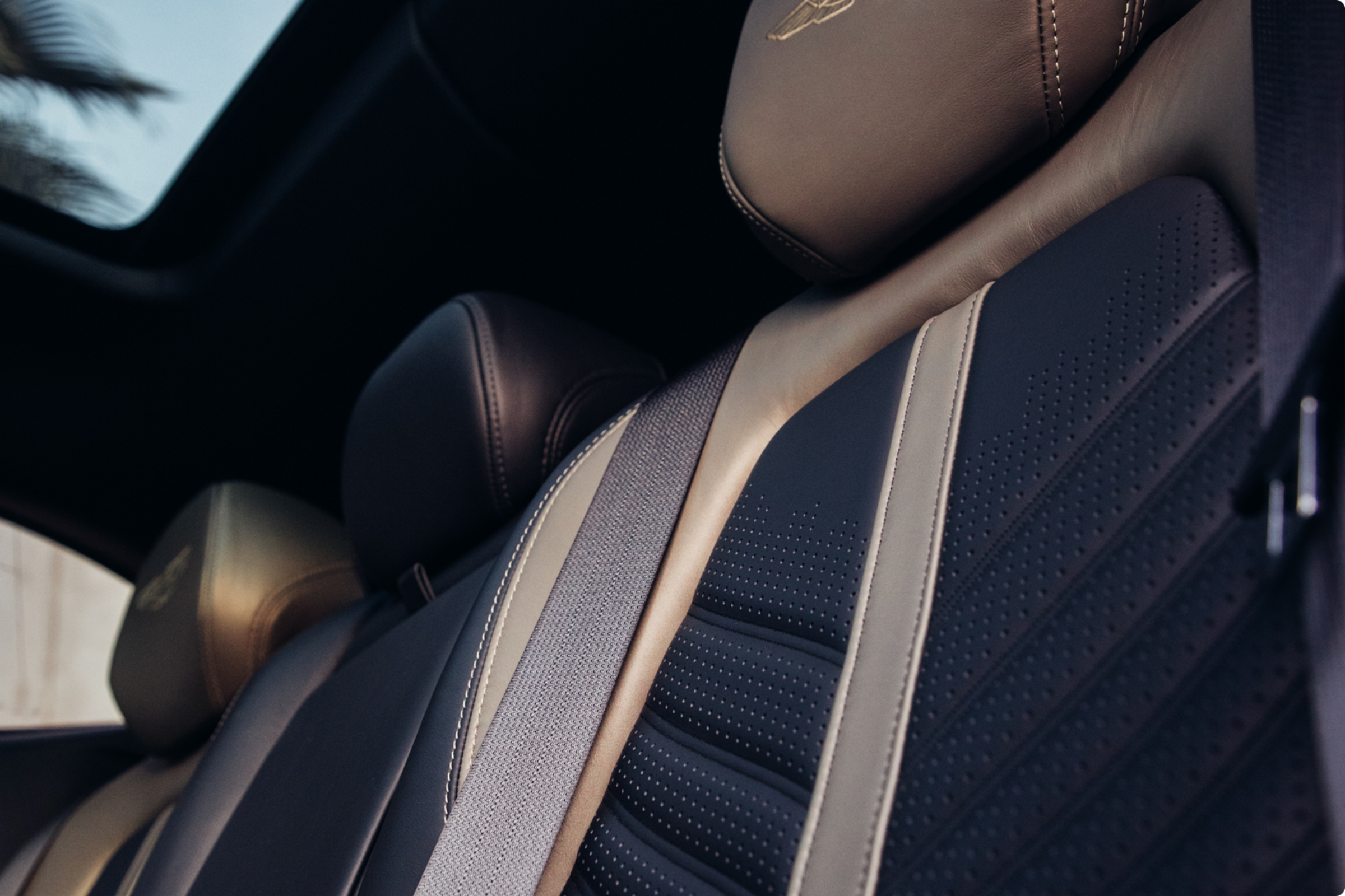 ASTON MARTIN DBX707 2026 DBX707
